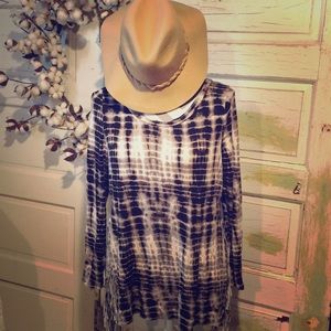 🎃Women’s Long sleeve fringed Tee size medium